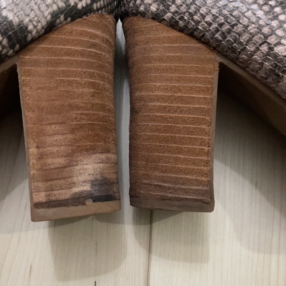 Carlos Santana Snake skin print ankle booties for fall or winter size 8.5 - Picture 3 of 7